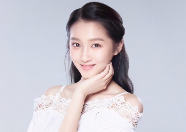 关晓彤的背景是什么?