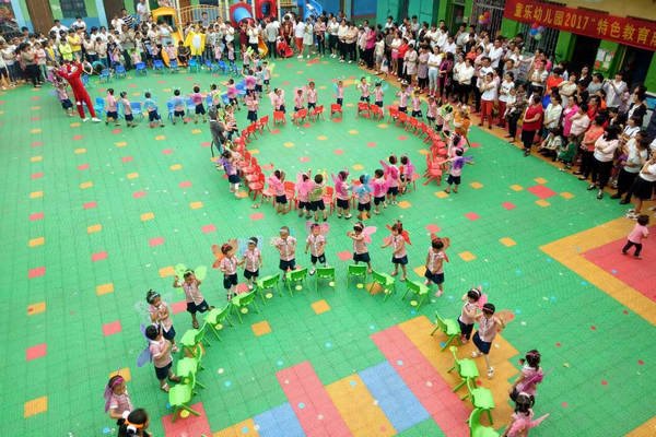 儿子第一天上幼儿园,爸爸翻看儿子的照片偷偷流泪,这样的男人值得称赞吗?