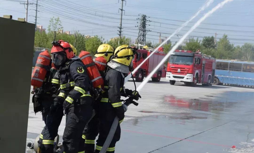 重庆妹儿热情无法挡火辣辣献吻消防员，当时的情况是怎样的？