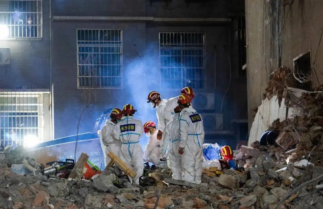 长沙学生送花悼念倒塌事故逝者，现场画面如何？