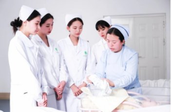 江西南昌一怀孕护士救下了另一个宝宝,这位护士的行为是否值得称赞吗?