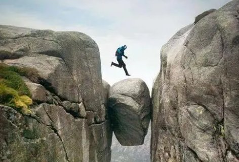 多人悬崖边踩巨石用力摇晃,看得人腿肚子都软了!是否有突发意外的风险?