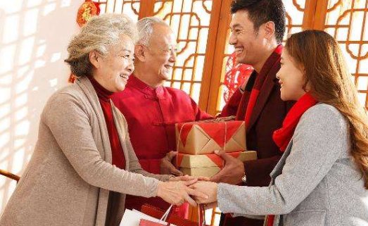 女子以看病为理由把妈妈带回外婆家探亲,真实情况是怎样的?