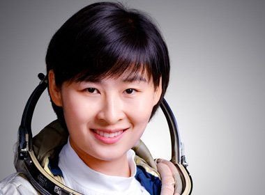 我国第一位女航天员返回地球，后被传死亡是真是假？为何至今没有音讯？