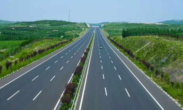 第一车道!高速被追尾6人直接原地歇了,这起事故的责任会如何判定?