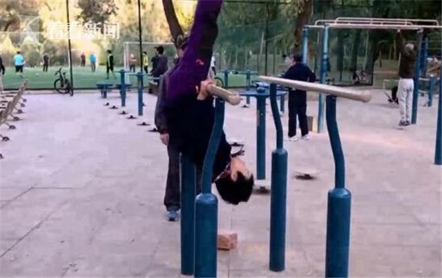好体力，大妈单杠高速转圈惊呆众人，大妈这是如何练成的？