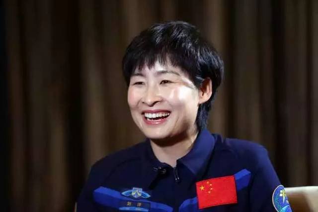 我国第一位女航天员返回地球，后被传死亡是真是假？为何至今没有音讯？