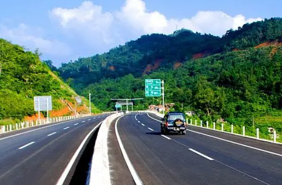 第一车道!高速被追尾6人直接原地歇了,这起事故的责任会如何判定?