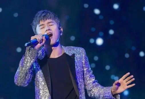 月光露营会：张杰站在宇航员掌心唱《天问》，你觉得他唱的怎么样？