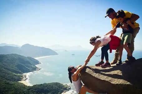 多人悬崖边踩巨石用力摇晃,看得人腿肚子都软了!是否有突发意外的风险?