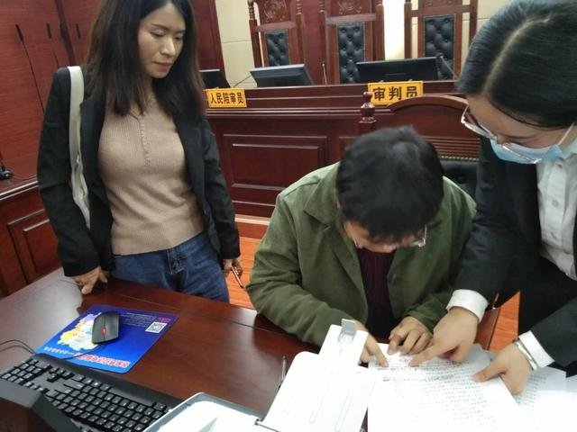 姐妹为父追凶25年开庭,杀父仇人开脱罪责辩称正当防卫,后来怎样?