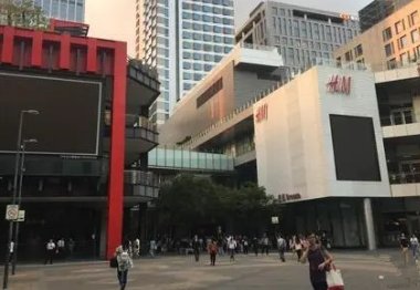 中国台湾省多个区域出现没有预警的突然停电，对当地的交通造成了什么影响？