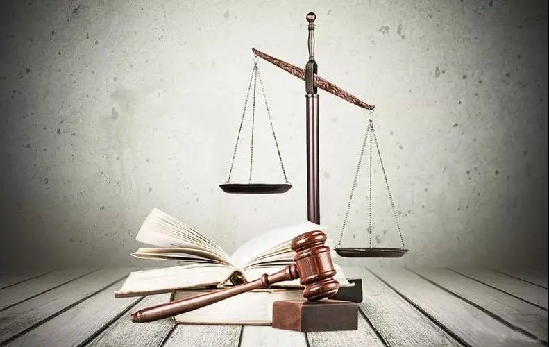 掐脖子撞头!女子因下楼“时间不对”惨遭骑手暴打,什么才是对的时间?