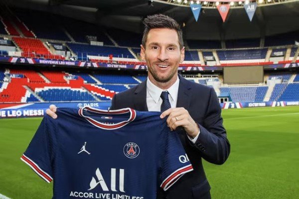 梅西大巴黎球衣24小时销量超100万件，他在业界的地位如何？