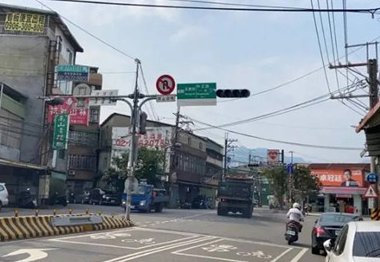 中国台湾省多个区域出现没有预警的突然停电，对当地的交通造成了什么影响？