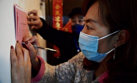 沈阳一小区居民扭秧歌庆祝解封，这么庆祝是否有点大题小作？