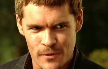 作为黑道人物的“地下送货员”却爱上“包裹”，《非常人贩》的主演是谁？