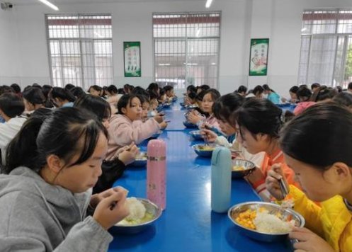 广西一学校食堂晚餐提供六菜一汤,采取自助式,收取的费用是否合理?