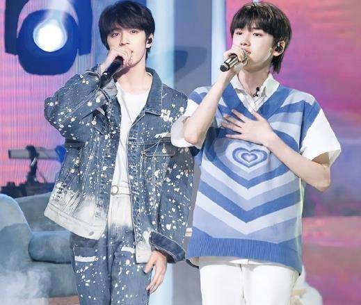 宋亚轩、刘耀文合唱《康定情歌》，两人在舞台上的表现如何？