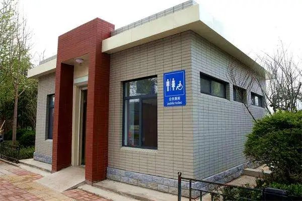 武汉一女子自购贴纸遮挡违法代孕信息！厕所小广告为何屡禁不止?