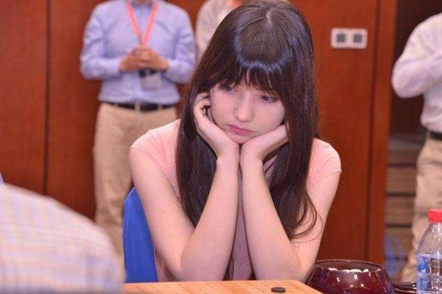 围棋界公认的第一美女黑嘉嘉，是柯洁心中的女神吗？