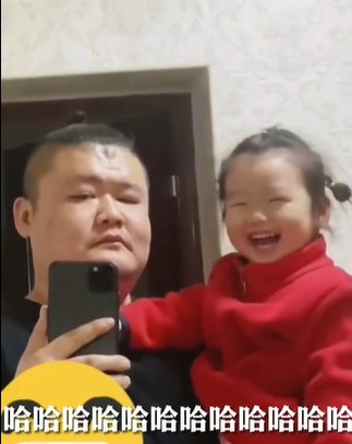 山东一父女俩照镜子,爸爸发愁女儿长得太像自己,你对此怎么看?