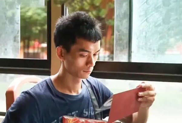 复读13年男子否认为了奖金，放弃上交大计划再战，你看好他未来的前景吗？