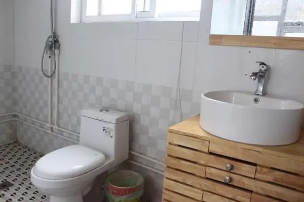 武汉一女子自购贴纸遮挡违法代孕信息！厕所小广告为何屡禁不止?