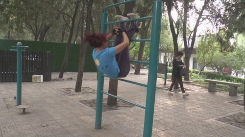 好体力，大妈单杠高速转圈惊呆众人，大妈这是如何练成的？