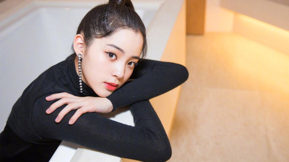 欧阳娜娜送张子枫定制吉他,有什么含义?