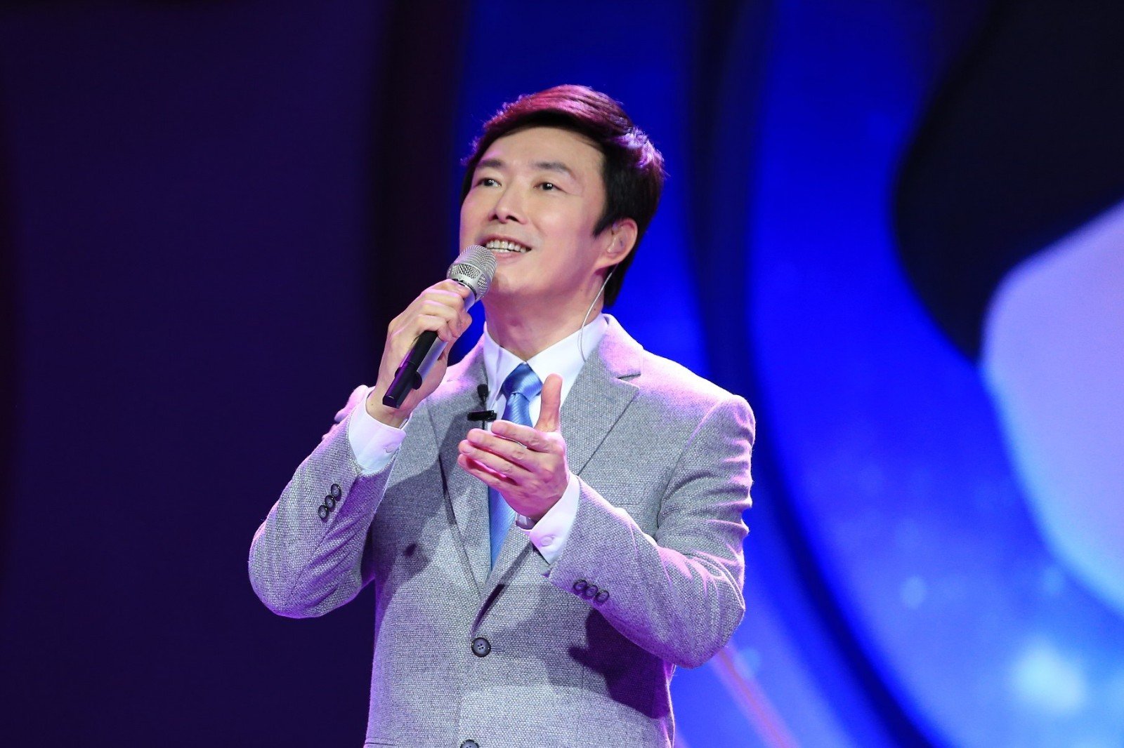 费玉清唱歌总是保持将头仰到45度角招牌动作，到底是为什么？