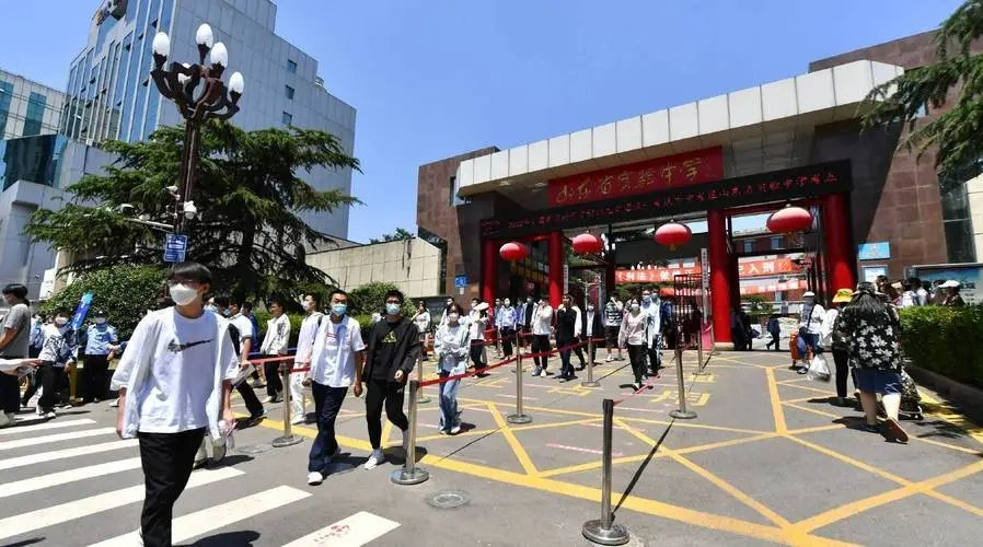 今年数学高考难吗