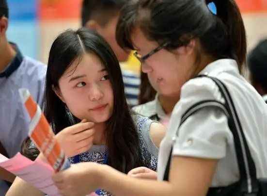 选大学除了要根据自身实际分数情况来选择，还要考虑哪些因素呢？