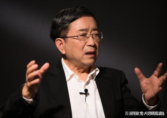 余秋雨：46岁抛弃糟糠之妻，娶小16岁美女，到底是才子还是渣男？