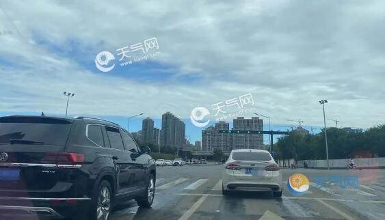 西安天空出现奇异云层，为何会产生这种“阴阳天”？