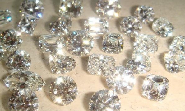 泰国一只宠物鹦鹉“偷吃”了主人21颗钻石,最终这些钻石是如何取出的?