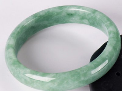 石英岩玉和翡翠有什么区别