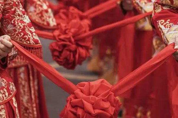 疫情下的婚礼全程只有6个人，这场婚礼有多难忘？