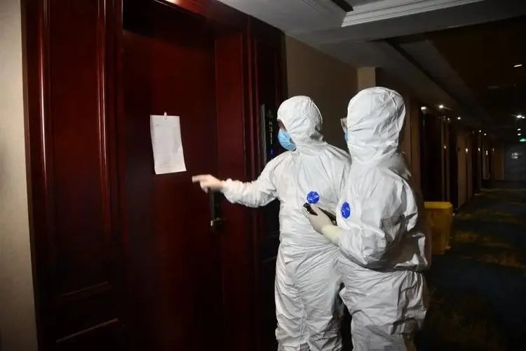 郑州一男子上班第一天因同事是密接被隔离,隔离费该由谁承担?