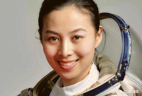 翟志刚和王亚平配合为叶光富理发，在太空上理发是一件简单的事吗？