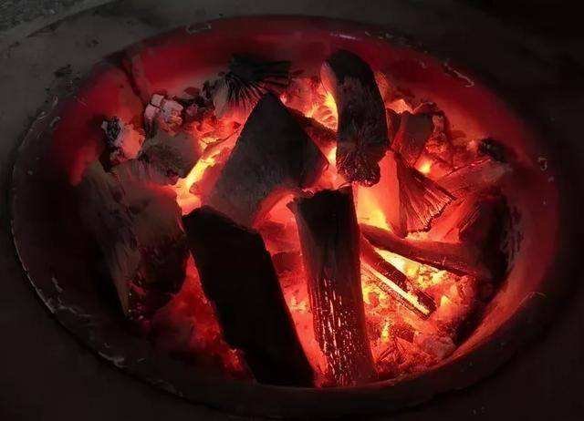 新婚之夜，贵阳一夫妻炭火取暖一氧化碳中毒死亡，给我们带来哪些警示？