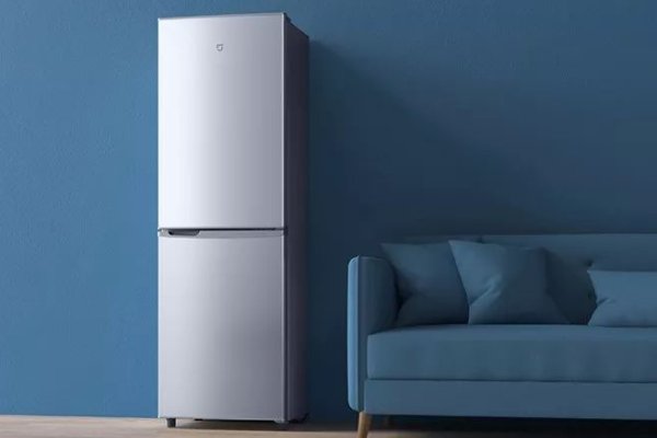 冰箱能不能和房间放一个房间里面睡啊？