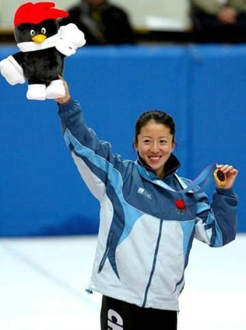 中国第一位获得冬奥会金牌的运动员是