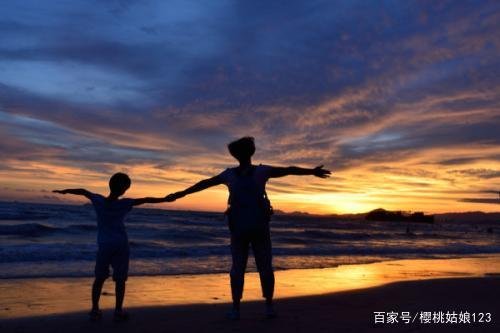 11岁男孩跪守的母亲已去世,父亲扔挂断电话,他不要儿子了吗?