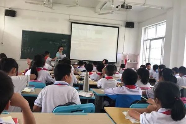 左边窄右边宽的字