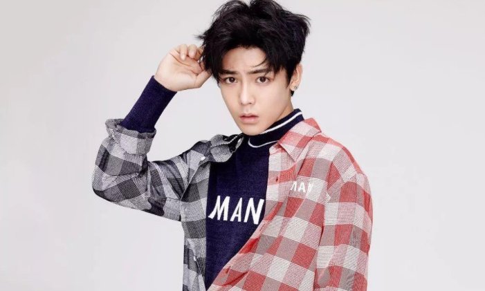 侯明昊家里很有钱吗?