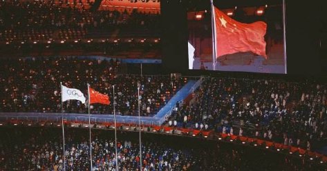 冬奥会闭幕式旗手脸上挂着泪，你能理解这位旗手的心情吗？