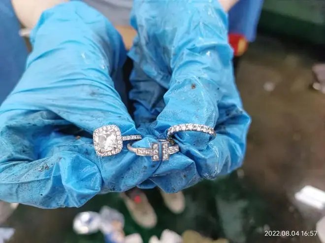 保姆将3枚20万钻戒扔了，夫妻翻找16吨垃圾！如何保存贵重物品？