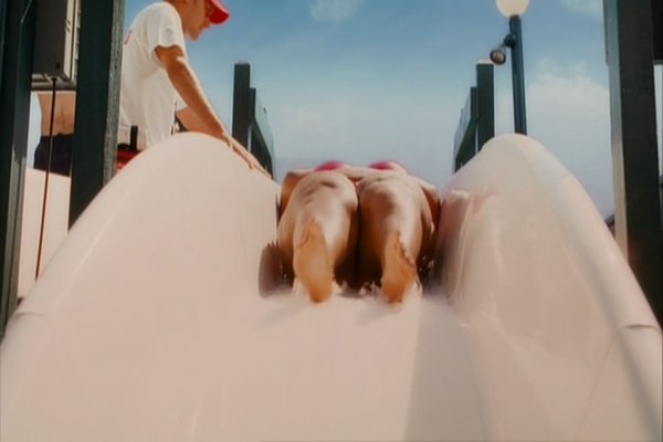 一个很肥的女人从高处滑下去把房子撞出洞是什么电影