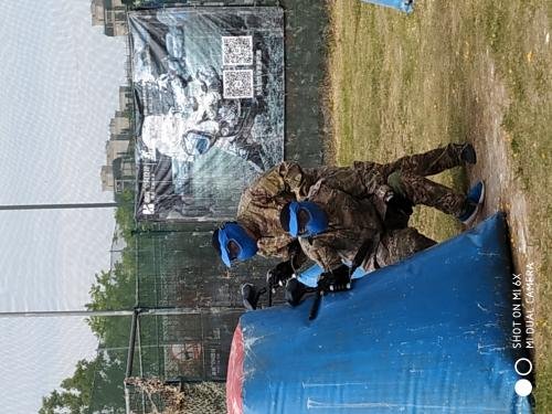 爱情公寓3第十二集里面曾小贤他们跟小孩玩的真人Cs他们是用什么枪？在哪里拍摄的场地 上海有没有